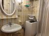 bagno con doccia e lavatrice